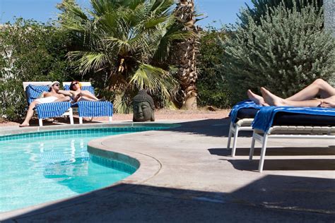 El Naked Hotel Zipolite -Adults Only- está situado frente a la playa, en San Pedro Pochutla, y ofrece alojamiento de 4 estrellas, piscina al aire libre, restaurante y bar. Este hotel de 4 estrellas ofrece WiFi gratuita, zona de playa privada y servicio de habitaciones. Algunas habitaciones tienen terraza con vistas al mar.